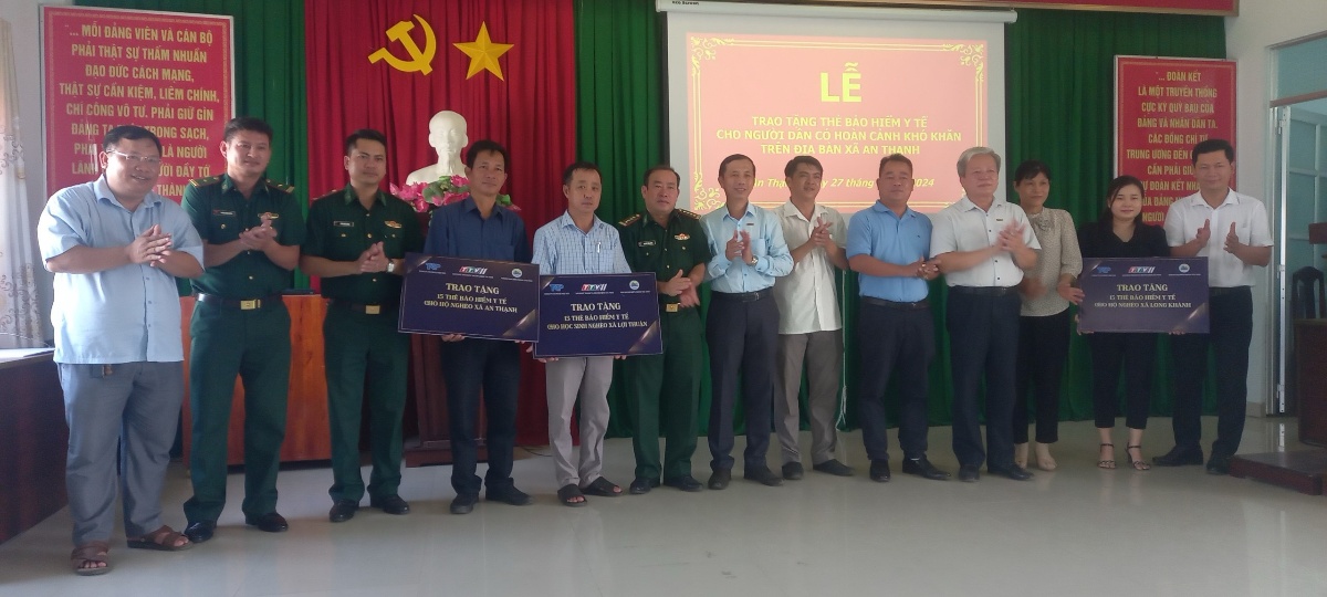 TRAO TẶNG THẺ BẢO HIỂM Y TẾ CHO NGƯỜI DÂN CÓ HOÀN CẢNH KHÓ KHĂN TRÊN ĐỊA BÀN TỈNH TÂY NINH