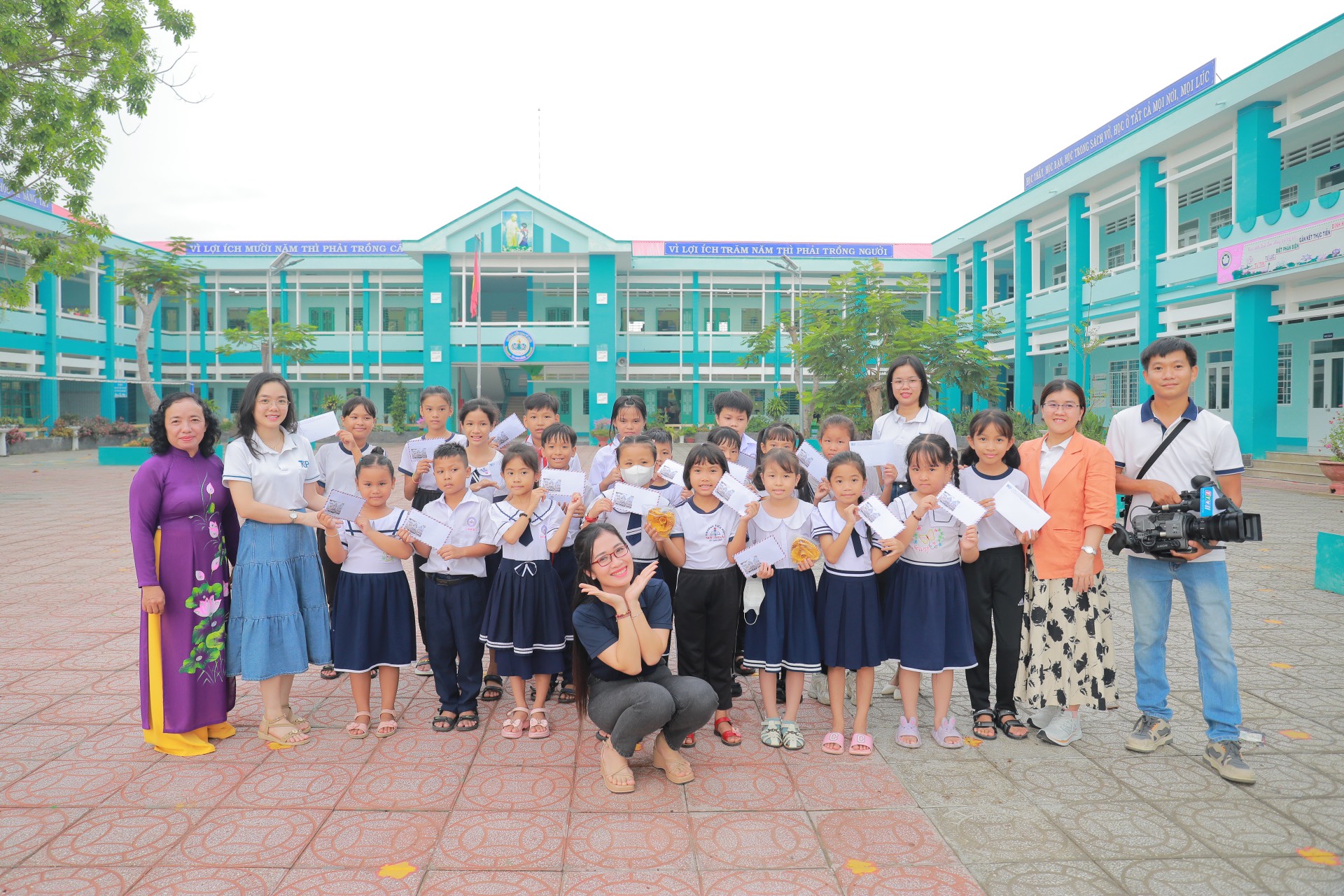 TẶNG QUÀ CHO HỌC SINH CÓ HOÀN CẢNH KHÓ KHĂN TẠI TRƯỜNG TIỂU HỌC MỸ NGÃI - ĐỒNG THÁP